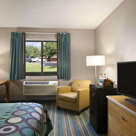 Super 8 By Wyndham Batesville Exterior foto